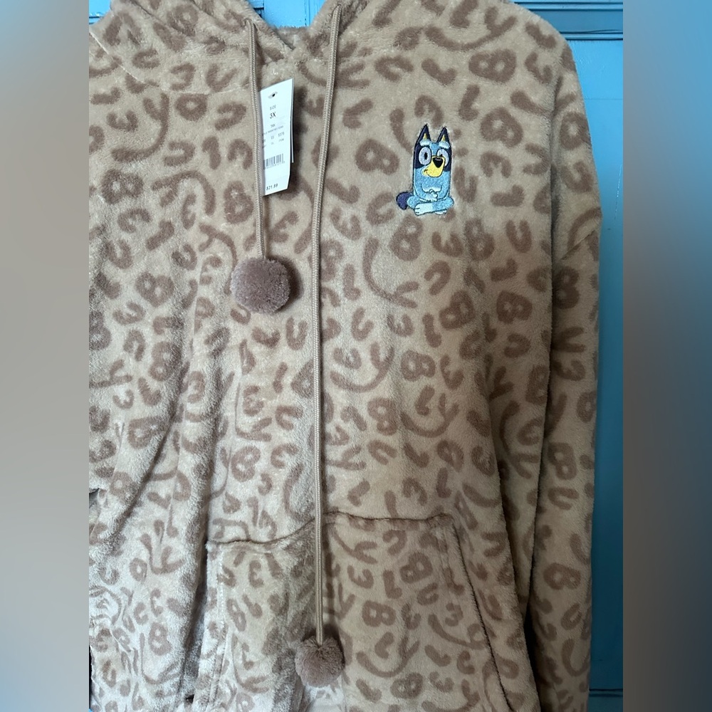 Stylish Tan Leopard Print Women's Sweatsuit - Picture 2 of 9